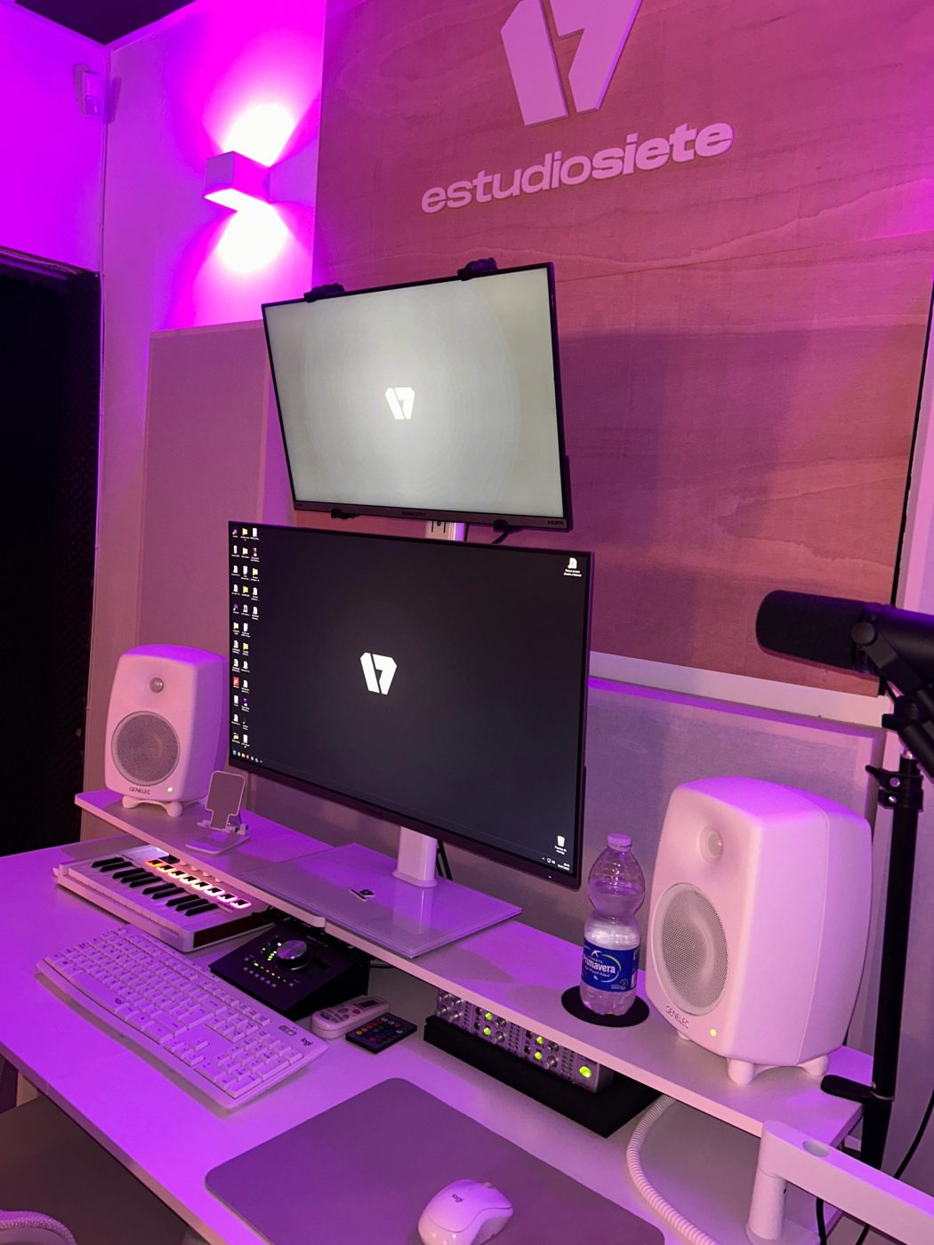 Mesa de trabajo con monitores y controlador